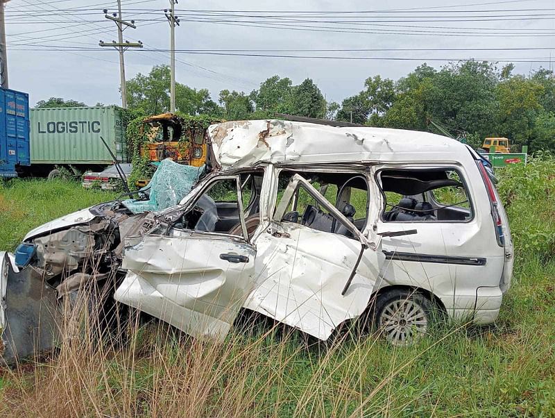 বাসের ধাক্কায় দুমড়েমুচড়ে গেছে মাইক্রোবাসটি। আজ সকালে কুমিল্লার চৌদ্দগ্রামের  বাতিসা নানকরা এলাকায়